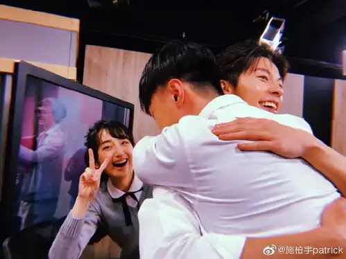 组图施柏宇翻看想见你剧组合影变哭包自侃就哭了一下下
