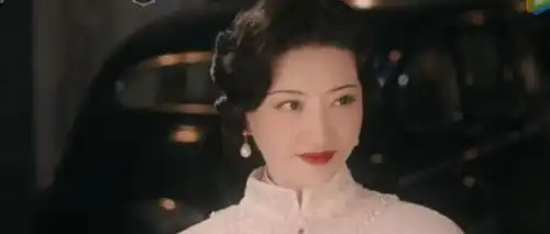 被判定火不了的司藤却火了,捧不红的景甜,一身旗袍惊艳观众