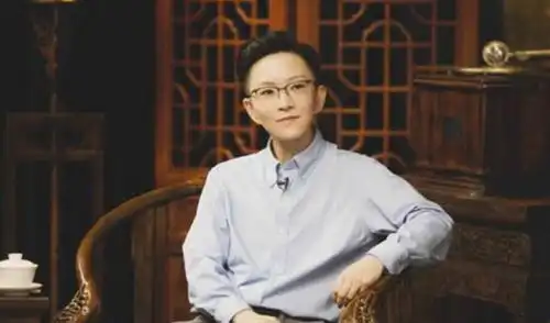 瑜老板早年女装照被扒,逆生长的典范她到底多大了
