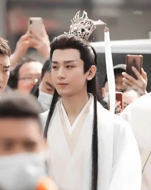 杨紫成毅新剧爆火杨紫变绝美仙子,成毅成漫画中走出的古装男子
