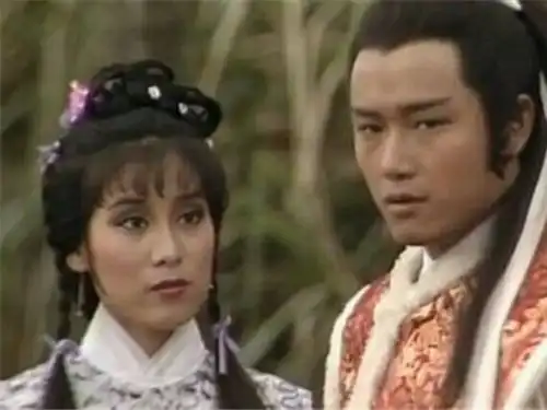 杨过成名后回去给杨康立碑,为何对葬在庙外的穆念慈不管不顾