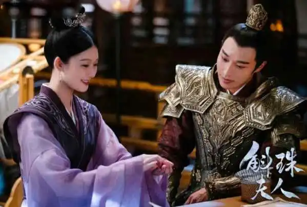 斛珠夫人方卓英和夺洛是什么关系是不是双胞胎
