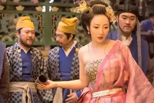 柳岩还是一如既往的凶啊
