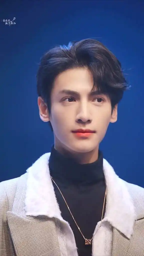 本以为润玉是罗云熙颜值巅峰,看到现代装造型,喝露水的神仙
