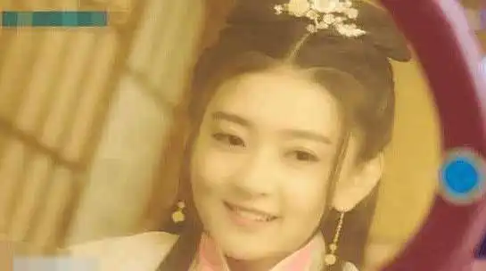 同样是对镜梳妆董鄂妃冷漠,李常茹算计,曲小檀甜蜜,而她嚣张