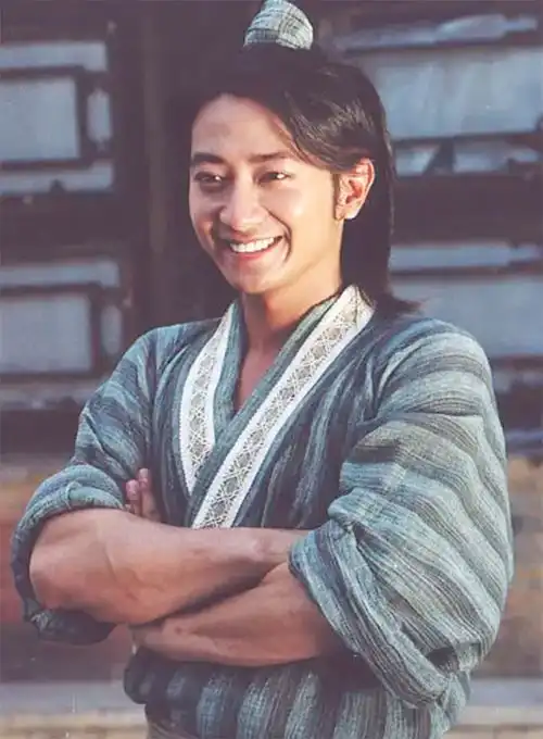 孙耀威夫妇看球赛怀念科比,38岁妻子秀白皙美腿,皮肤水嫩似少女