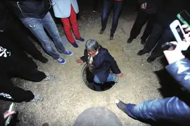 北京执法人员封死住人井蜗居人搬离
