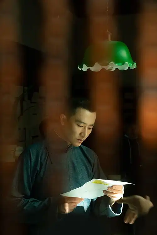 组图黄轩1921新剧照知识分子范儿十足眼神温柔而坚毅

