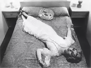 她靠自拍就成了一枚艺术家
