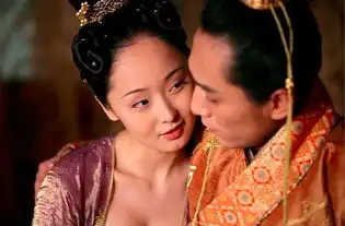 18岁因张艺谋一夜成名,好身材让刘烨尴尬,如今沦落跑龙套好可惜
