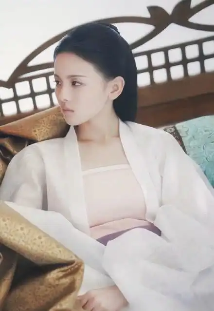 杨超越火了彻底放飞刚出道时剧照被赞,与近照判若两人