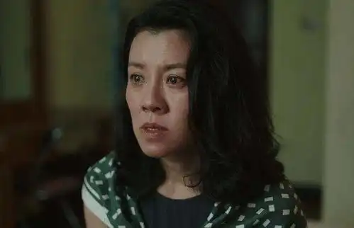她是徐静蕾贾静雯的大学同学,长得最丑成名最晚,但是红的却最久
