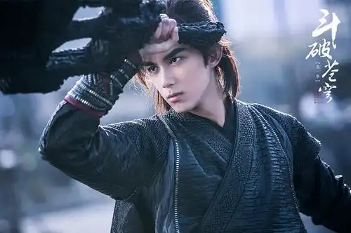 斗破苍穹2开机,何洛洛饰演萧炎,女主演过斗罗大陆
