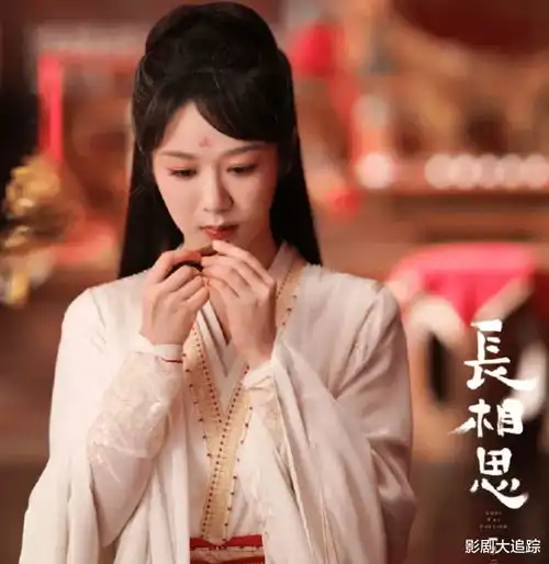 杨紫国色芳华造型曝光端庄优雅迷人眼,和李现同框好甜蜜
