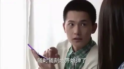 花开半夏杨洋为如画下载钢琴,俩人在手机上弹奏曲子十分开心

