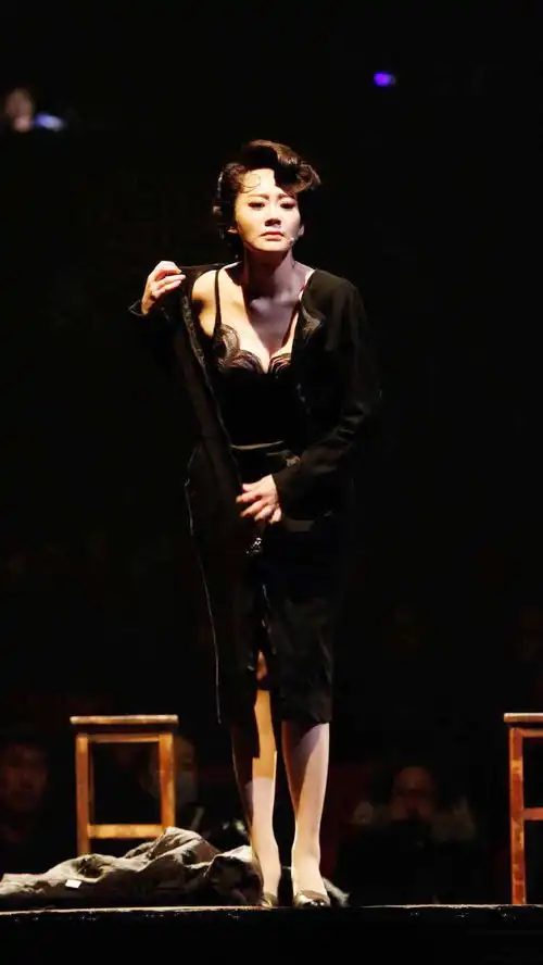 梨涡浅笑的她穿起旗袍更是风情万种,无人能及