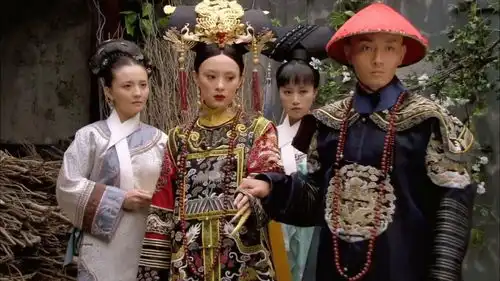 甄嬛传甄嬛册封典礼后,为何执意要送给叶澜依一件绿色的布匹