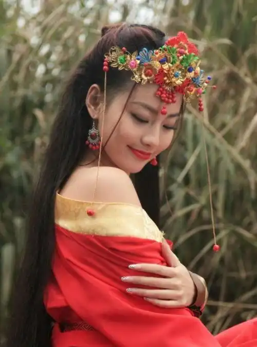 张嘉倪红色古装惊艳众人,网友想不到古装这么美
