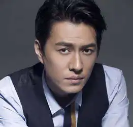 靳东婚姻因戏结缘老婆为他闪离曾是赵薇大学同学儿子睫毛逆天