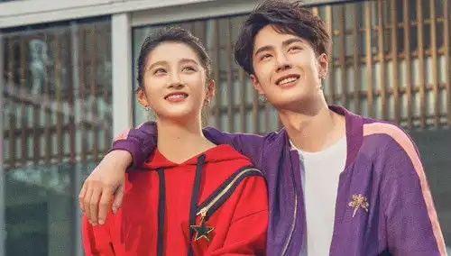 关晓彤对镜自拍,上衣图案疑似示爱男友,网友又被喂满嘴的狗粮
