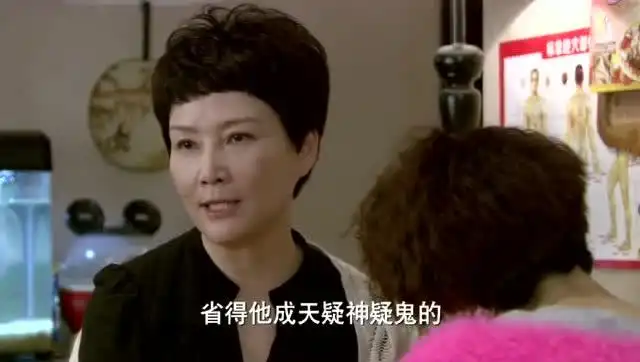 辣妈正传夏冰的妈果然也是个极品老妇女,这么老涂这么闪的指甲油
