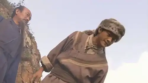 山高千尺,掉下去一定粉身碎骨,谁知老道士硬是把郭靖扔了下去
