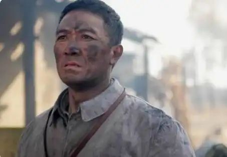 亮剑让他一夜而红,成名后抛妻弃子娶娇妻,今61岁过得怎样
