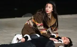 蓝色大海的传说曝第9集剧照李敏镐晕倒在地全智贤焦急万分
