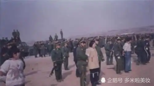 枪毙犯人时,为何一定要十几个人一起开枪难道怕一枪打不死吗
