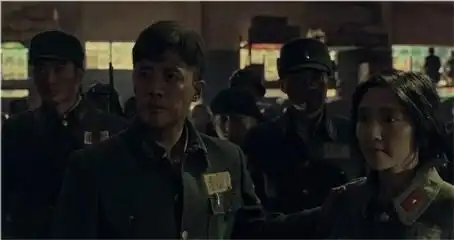 八佰登顶2020票房全球冠军,背后竟被吐槽庸俗,为何会有这种猜疑
