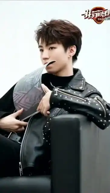 硬核铆钉流苏双拼皮衣,摇滚王总等你来嗨