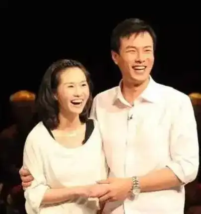 因正阳门下走红的朱铁,出道多年0绯闻,今三代同堂幸福不已
