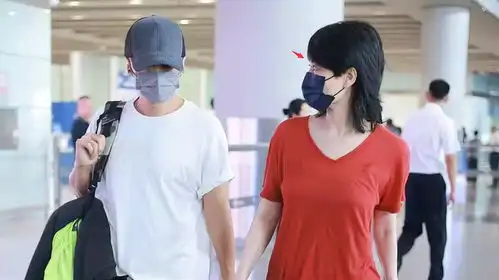 甜蜜暴击谢霆锋王菲坐车秀恩爱,男方把手搭在女友腿上好依