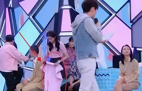 22岁关晓彤与32岁王子文同台,看到两人的坐姿,才知差别在哪
