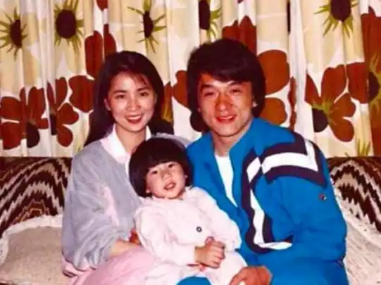 成龙67岁老婆林凤娇,掌管几十亿家产却不爱打扮,像朴实老太太
