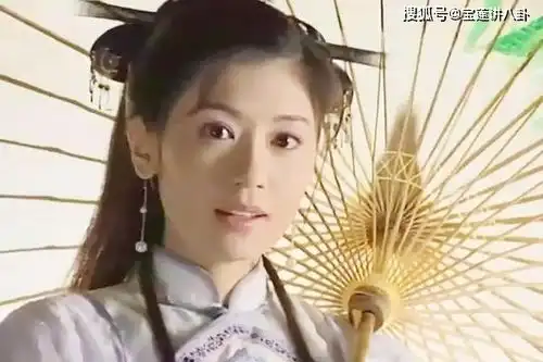 女星撑伞谁最美赵丽颖清纯俏皮,最后这位才是女神
