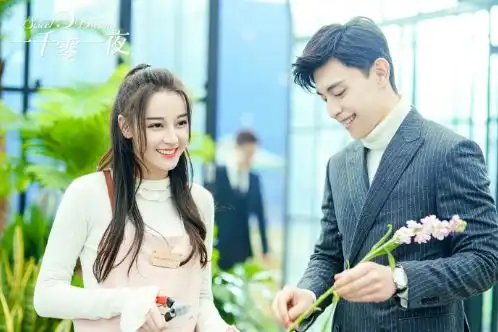 有画面感,迪丽热巴噘嘴模仿上演神同步,比小朋友还要可爱