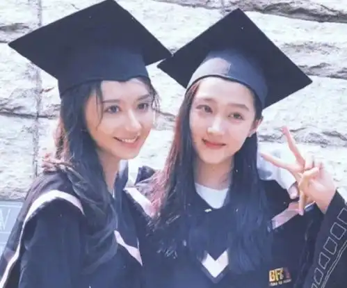 徐梓钧旧照流出,好意思被叫北电校花整容太成功,仍旧与高亚麟双双沉默
