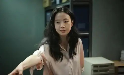 露背礼服走光女星李梦近照曝光,网友围观热议肚子凸出于正金晨李诚儒李梦女演员网易订阅