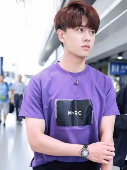 任嘉伦深夜发文引热议,感恩且念旧的他值得我们珍惜和喜欢