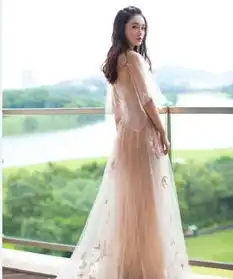 当红女星穿仙女裙,赵丽颖杨幂都输了,只有她才是真正花仙子
