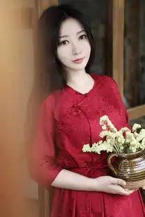 柳岩红袍淡妆素雅迷人手捧番茄自称头发长了
