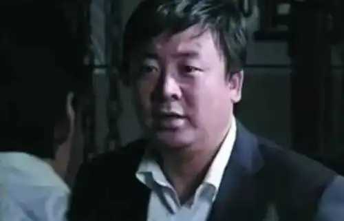 2011年一瘫痪老人在看谍战片,突然指着电视机喊害我的人就是他
