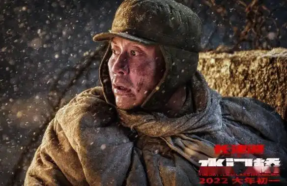 长津湖之水门桥曝新剧照吴京手持双枪俘虏敌军
