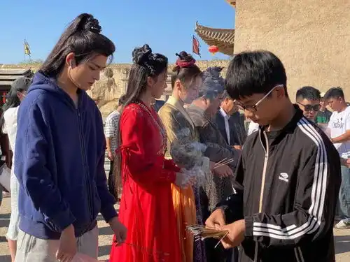 关注竖屏网剧龙门客栈之西部传奇在银川开机