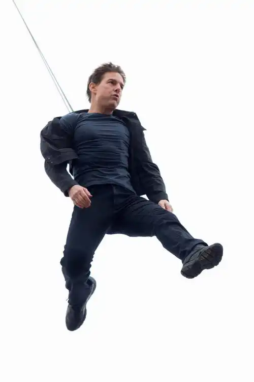 真拼碟中谍6最新片场照曝光阿汤哥大教堂前吊威亚
