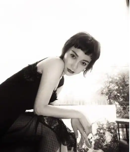 吴昕上明星大侦探意外获网友夸赞,出道15年,她是不是走错路子了
