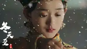 小区偶遇一只鸡,这步伐像在自家后院一样