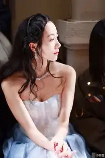 韩雪晒美照抹胸开叉裙秀香肩美腿
