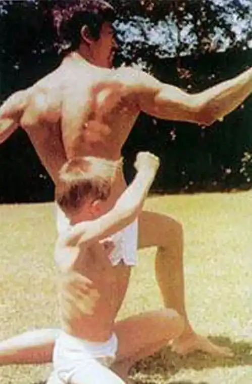 李小龙也爱剪刀手搞怪照练功照有趣剧照20张